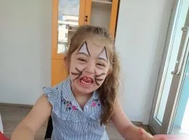 Öğrencimiz Mina ile ince motor becerilerini geliştirmeye yönelik etkinlik gerçekleştirdik